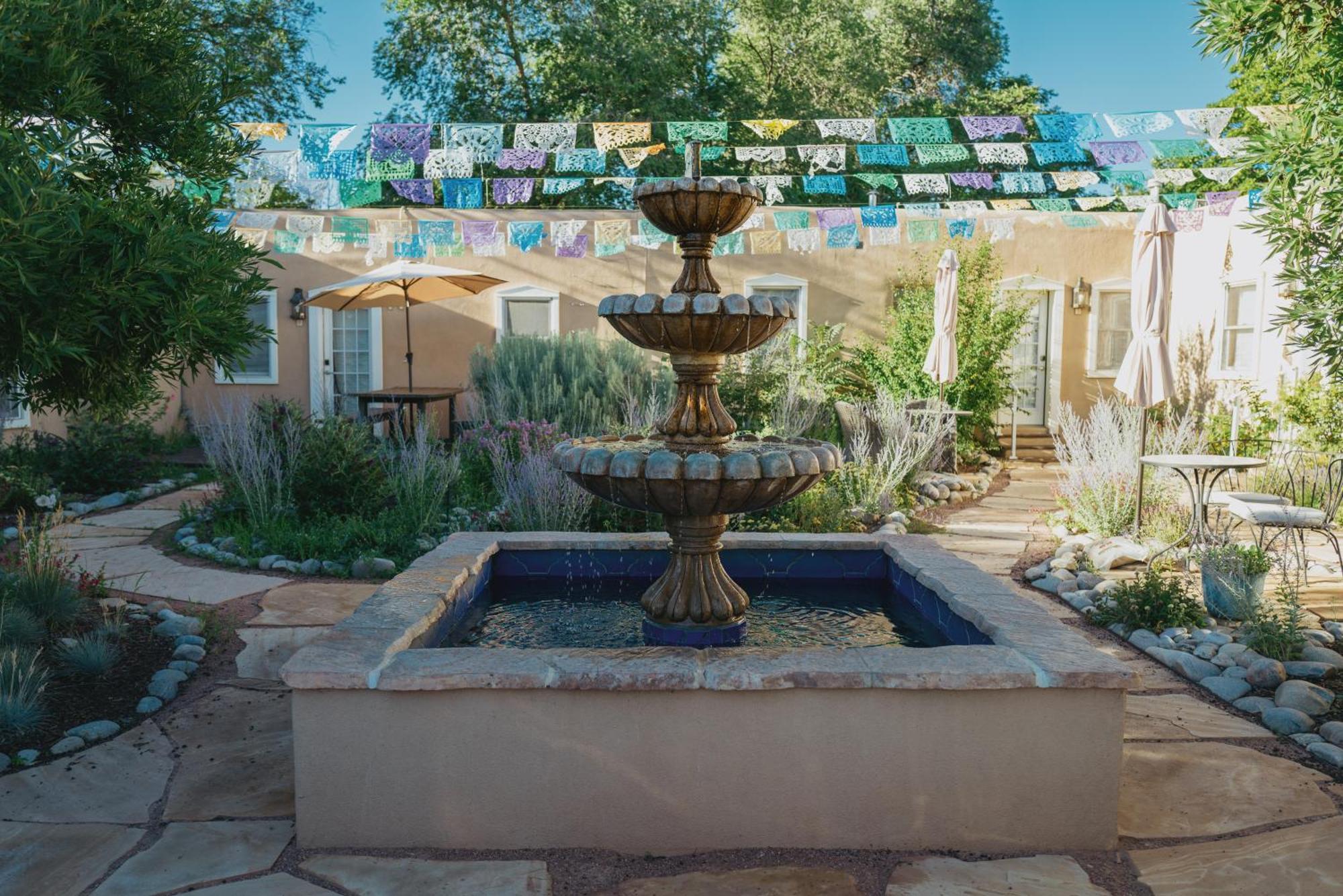 Dos Hermanas Casita 1 Downtown Courtyard Santa Fe Exterior photo